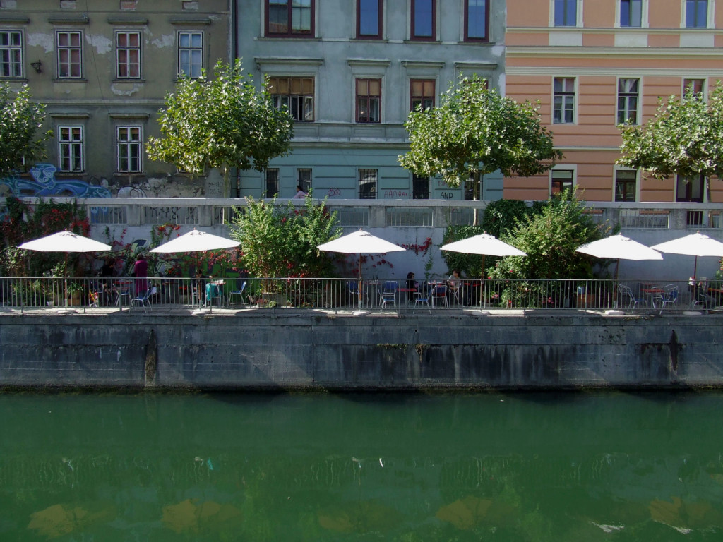 river-canal-ljubljana-cafes-restaurants-2-travelslovenia-org-all