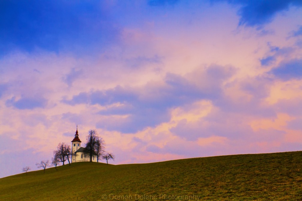  Church of St. Thomas, built in the 16th century above the Praprotno village near Skofja Loka