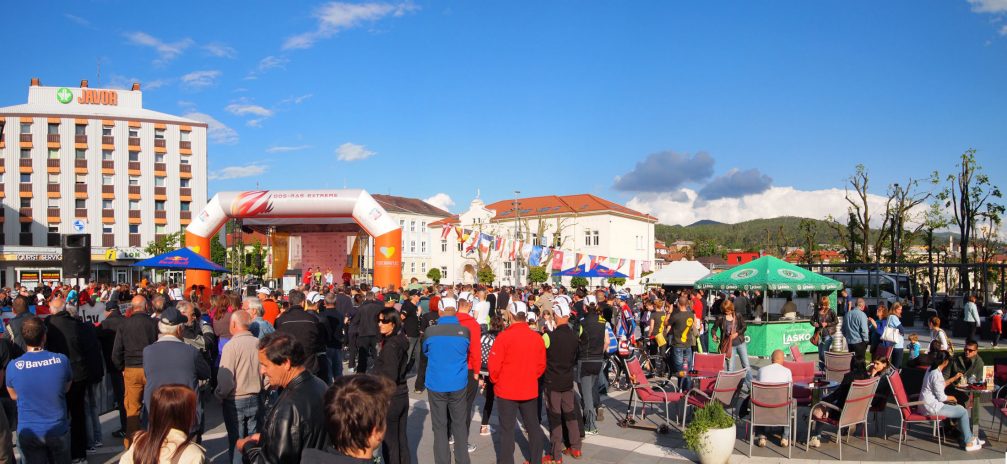 The cycling Dos-Ras Extreme event on the Titov Trg square in Postojna, Slovenia