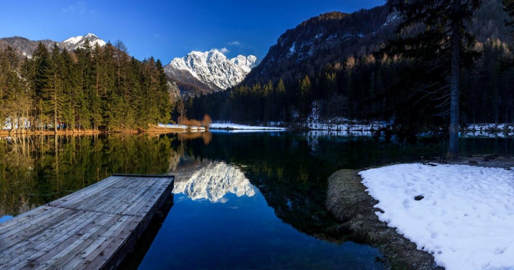 Lake Plansarsko Jezero in the Jezersko valley in winter with snow