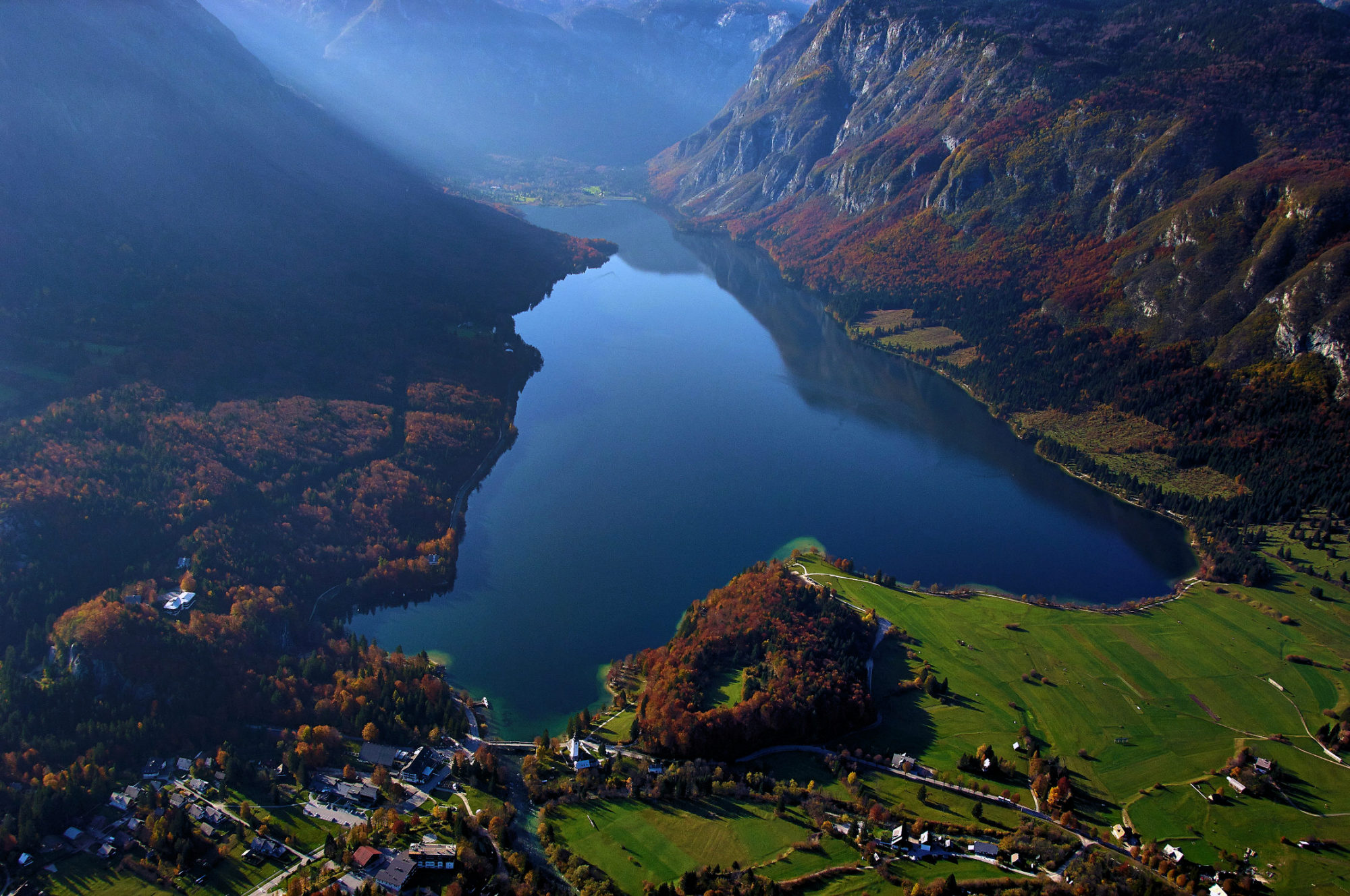 Какое озеро в европе является самым крупным. Озеро Бохинь. Бохинь Словения. Гореньский регион, Словения. Озеро Бохинь Словения фото.