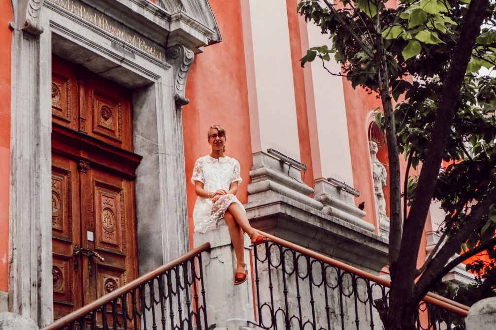 Travel Blogger Ida Ploug Pahus at the pink Franciscan church in the center of Ljubljana