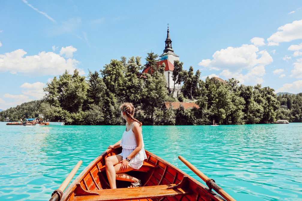 Travel Blogger Ida Ploug Pahus in a boat in front of the Bled island