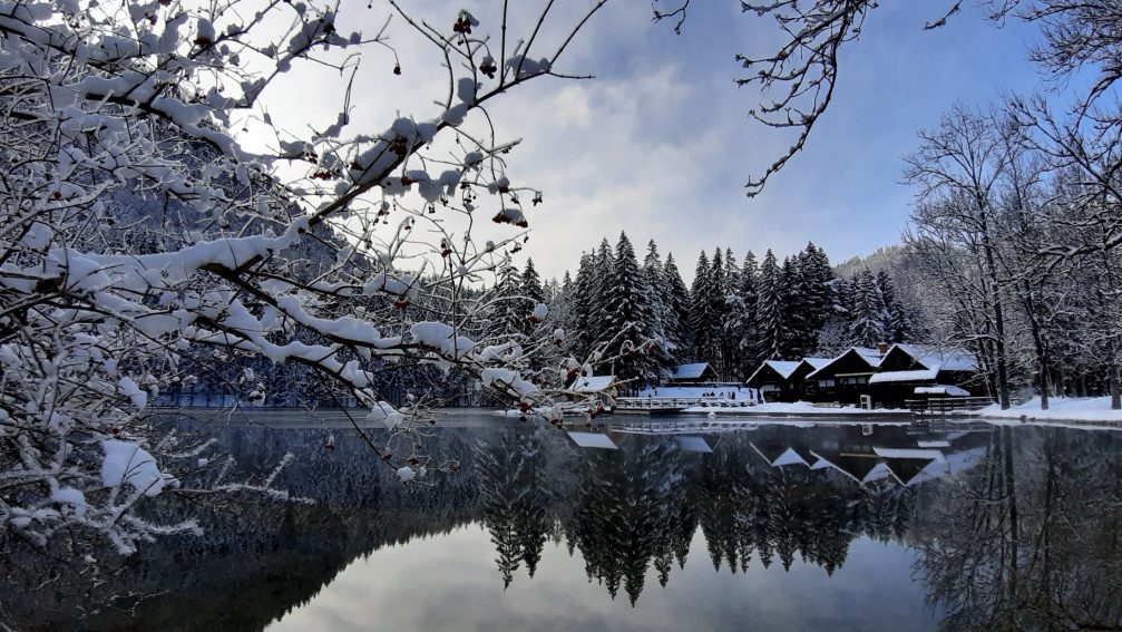 Lake Plansar in Jezersko on a clear winter day