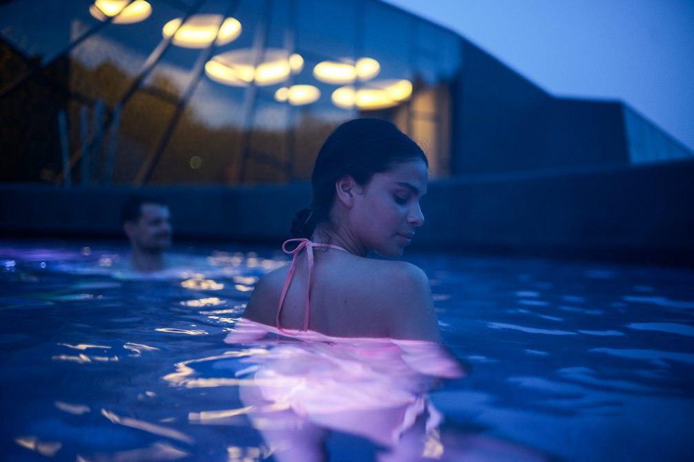 A couple bathing in an outdoor pool at Wellness Orhidelia thermal spa